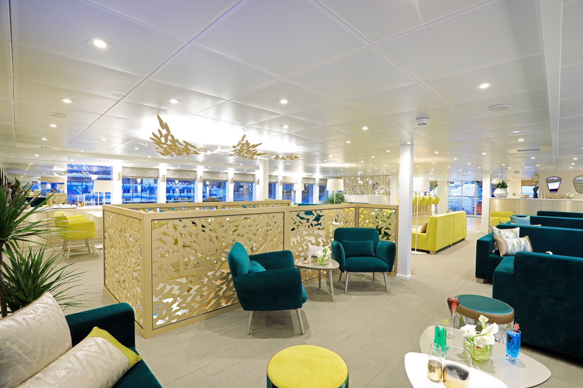 CroisiEurope MS Elbe Princesse II Bar Lounge 8.jpg